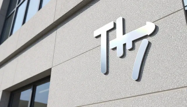 运维方案中技术外包与自建团队的对比分析
